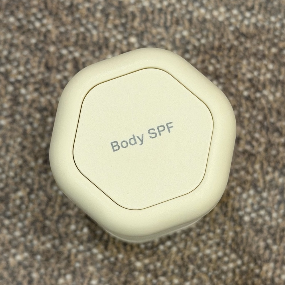 Cadence Capsule Medium Sand Container - Body SPF